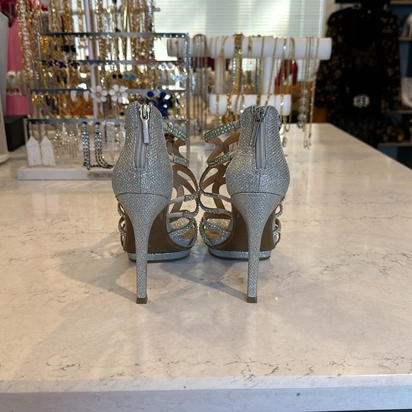 Thalia Sodi silver with iridescent beads open toe straps heels size 6.5 - Picture 4 of 7